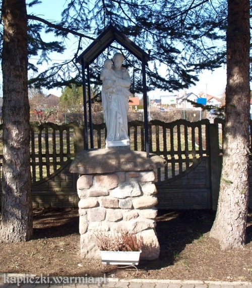 Łęgajny - współczesna figura przy kościele parafialnym.